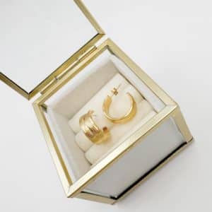 Boucles d’oreilles en acier inoxydable de couleur or, composées de deux créoles rondes très joliment martelées , à la fois chic et vintage