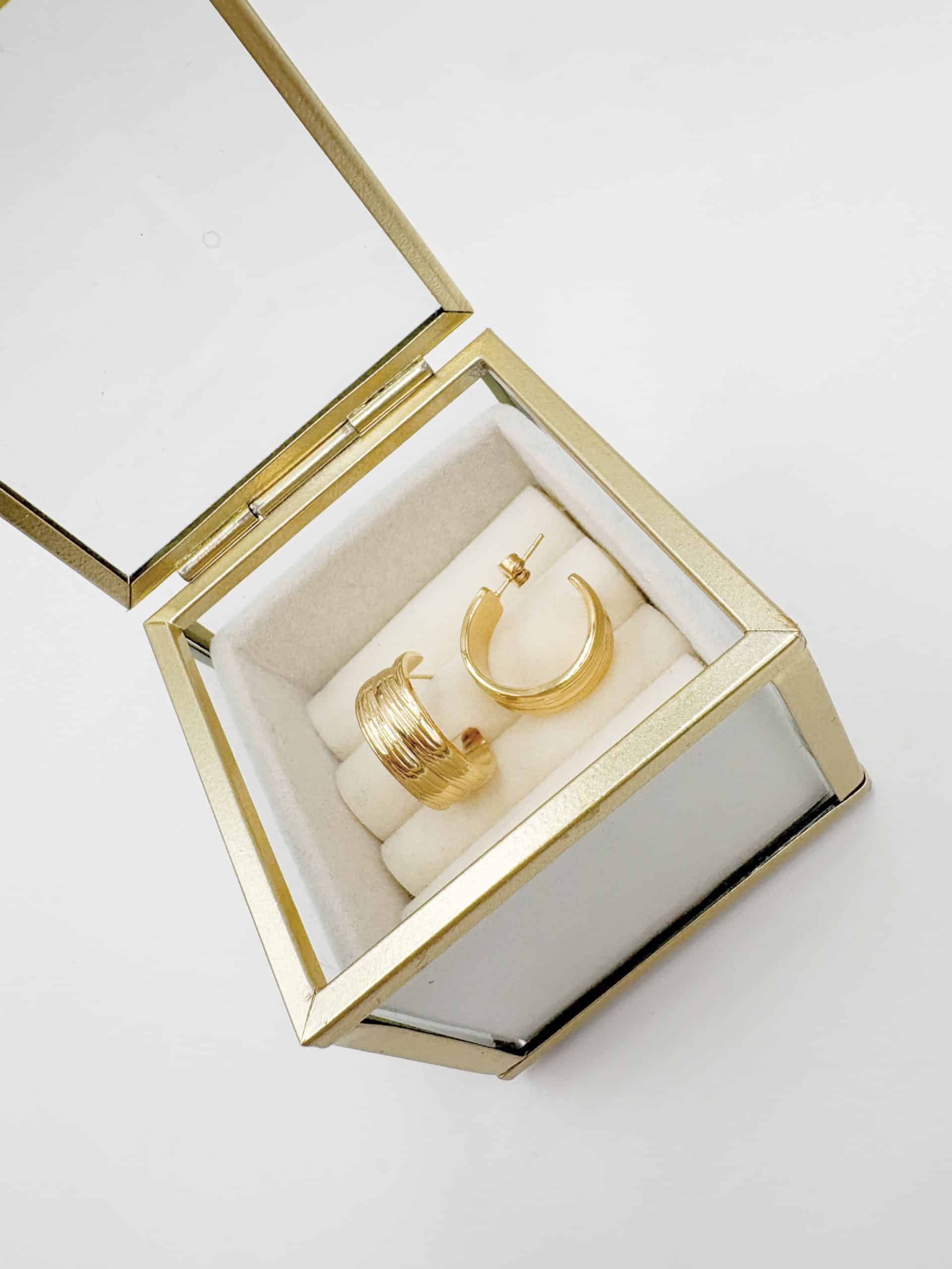 Boucles d’oreilles en acier inoxydable de couleur or, composées de deux créoles rondes très joliment martelées , à la fois chic et vintage