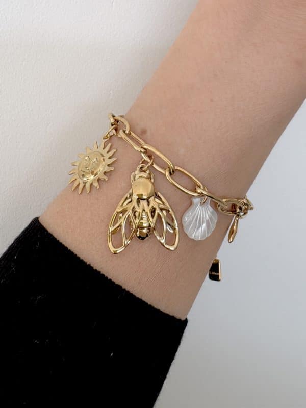 Bracelet rétro à gros maillons travaillés avec breloques cigales et coquillage 