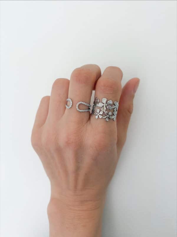  Brillez de Mille Feux avec notre Bague Fine Incrustée de Strass Blancs  Découvrez l’éclat et la sophistication de notre bague fine incrustée de strass blancs, un bijou délicat qui ajoutera une touche de glamour à votre style. Parfait pour les amateurs de shiny et de raffinement, cette bague est un incontournable pour sublimer vos mains avec élégance.