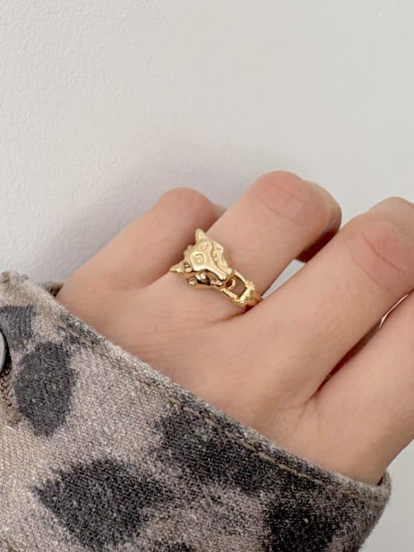 Bague composée d’un double anneau et d'une tête de félin sur son dessus