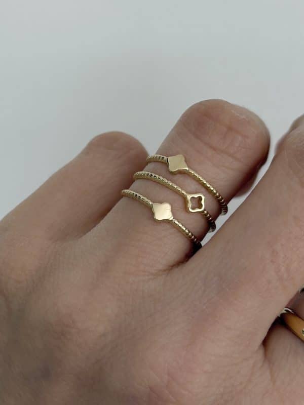 Bague trèfles en acier inoxydable doré. Bijou femme en acier inoxydable