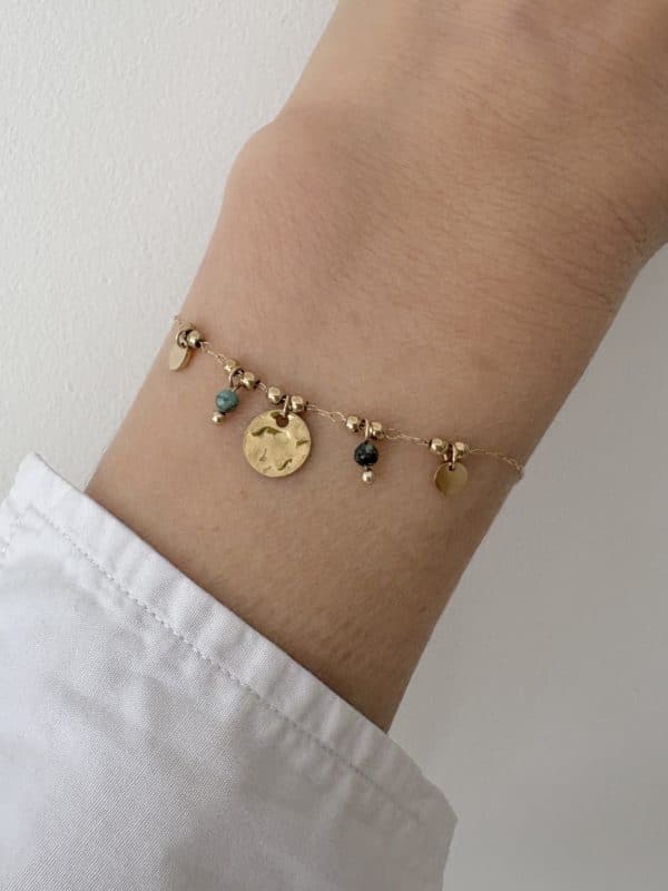 Bracelet fin avec pampilles lisses et martelées en acier inoxydable doré et breloques de pierres naturelles de couleur vert de gris