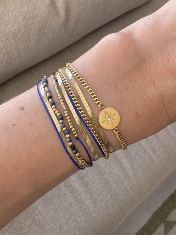 Bracelet manchette avec jolie rose des vents doré et bleu roi - Bijou en acier inoxydable doré Joli bracelet trois tours fabriqué en acier inoxydable doré et bleu roi
