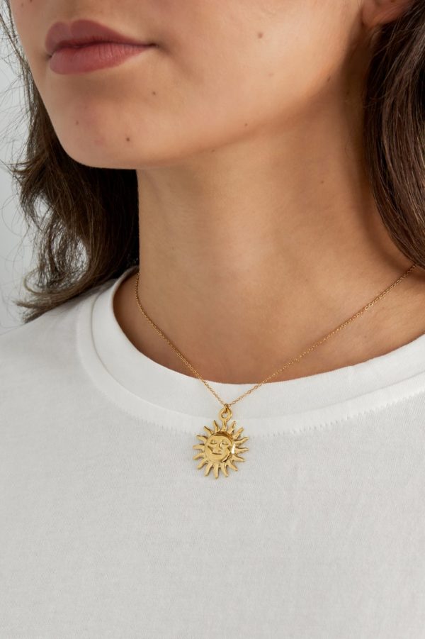 Joli collier doté d’une très chaine fine avec et d’un pendentif en forme de soleil