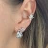 Boucles d’oreilles en acier inoxydable de couleur argent, composées de deux créoles striées et ajourées , à la fois chic et vintage