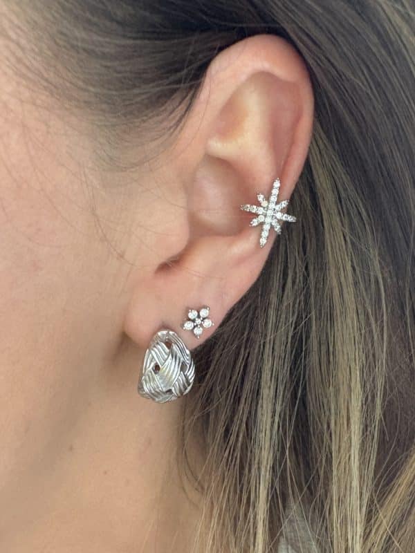 Boucles d’oreilles en acier inoxydable de couleur argent, composées de deux créoles striées et ajourées , à la fois chic et vintage