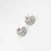 Boucles d’oreilles en acier inoxydable de couleur argent, composées de deux créoles striées et ajourées , à la fois chic et vintage