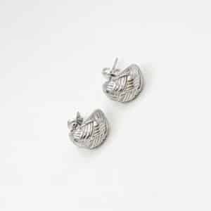 Boucles d’oreilles en acier inoxydable de couleur argent, composées de deux créoles striées et ajourées , à la fois chic et vintage
