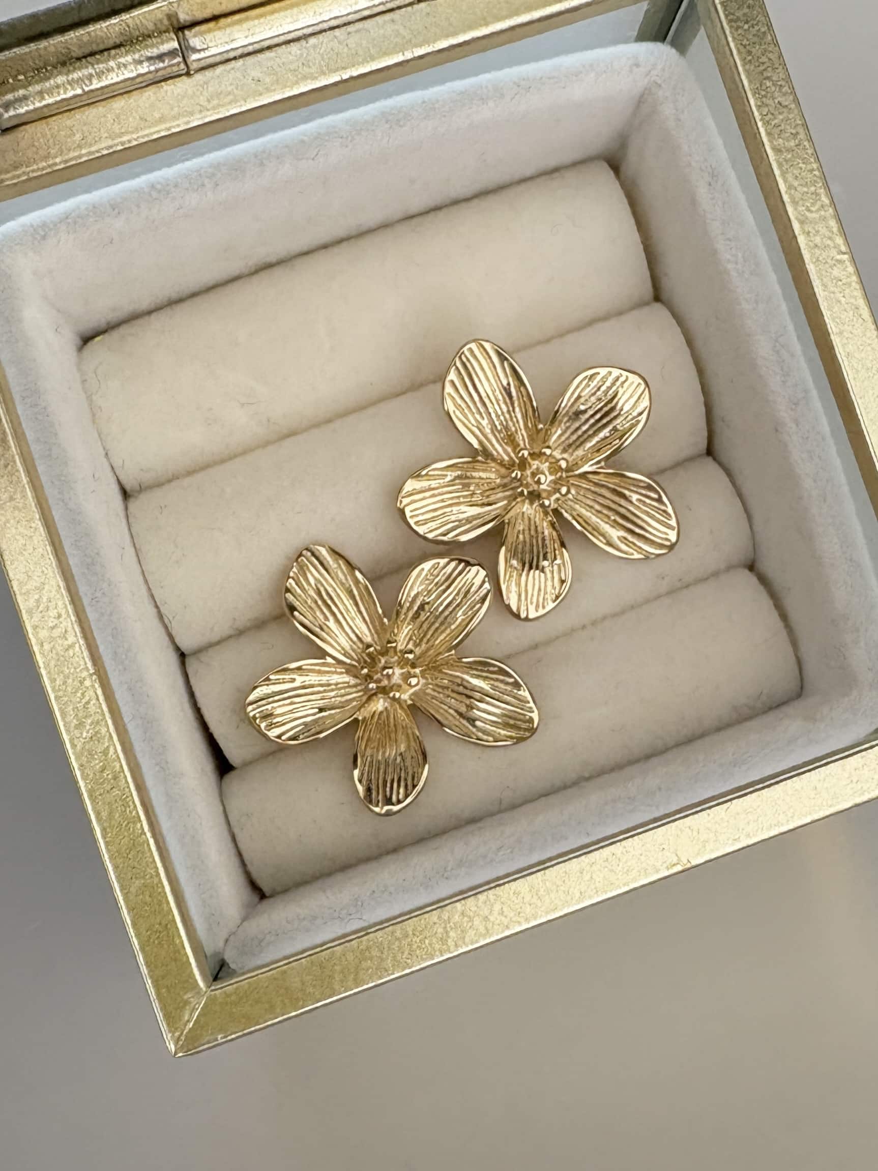 Boucles d’oreilles en acier inoxydable de couleur or, composées de deux puces d’oreilles travaillées, à la fois chic et vintage, en forme de fleurs