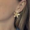 Boucles d’oreilles en acier inoxydable de couleur or, composées de deux puces d’oreilles travaillées, à la fois chic et vintage, en forme de fleurs 