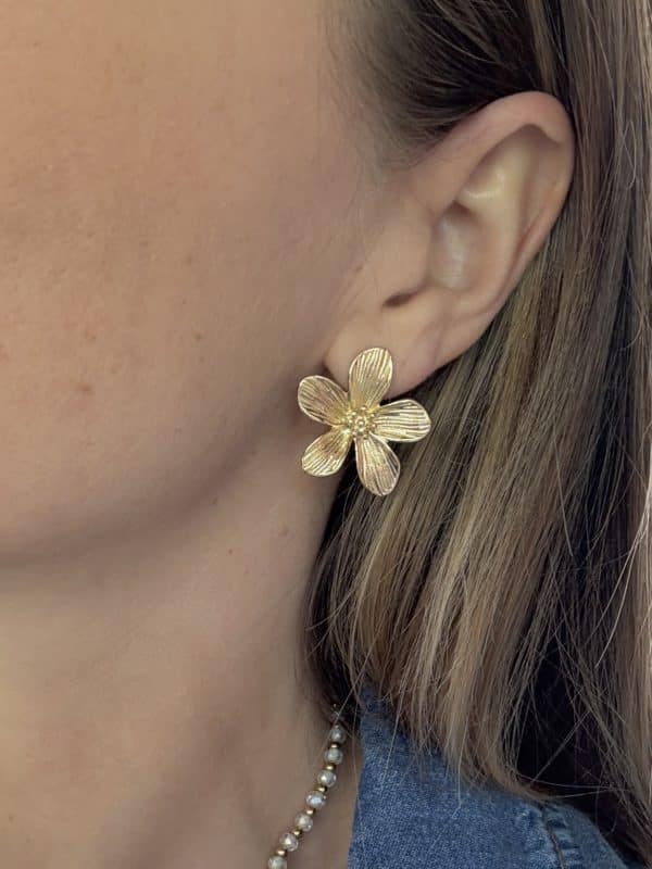 Boucles d’oreilles en acier inoxydable de couleur or, composées de deux puces d’oreilles travaillées, à la fois chic et vintage, en forme de fleurs 