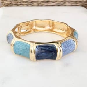 Bracelet jonc doré et camaïeu de bleu irisé – Bijou femme Bracelet rigide, bracelet jonc dans les tons de bleus Ouverture très facile, le bijou s’ouvre et se ferme en un coup de main Ce bijou existe en une multitude de couleurs, vous pouvez cliquer ici pour toutes les découvrir Sur la seconde photo, le jonc ZOE est porté en accumulation au jonc ZOELIE, veuillez cliquer ici pour le découvrir Le site de la boutique de Cha propose un multitude de bracelets, vous permettant ainsi de créer une accumulation bijoux qui vous ressemble, veuillez cliquer ici pour découvrir toute notre collection de bracelets Dimensions: Diamètre intérieur du bracelet: 6 cm Diamètre extérieur du bijou: 17 cm