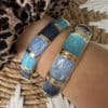 Bracelet jonc doré et camaïeu de bleu irisé – Bijou femme Bracelet rigide, bracelet jonc dans les tons de bleus Ouverture très facile, le bijou s’ouvre et se ferme en un coup de main Ce bijou existe en une multitude de couleurs, vous pouvez cliquer ici pour toutes les découvrir Sur la seconde photo, le jonc ZOE est porté en accumulation au jonc ZOELIE, veuillez cliquer ici pour le découvrir Le site de la boutique de Cha propose un multitude de bracelets, vous permettant ainsi de créer une accumulation bijoux qui vous ressemble, veuillez cliquer ici pour découvrir toute notre collection de bracelets Dimensions: Diamètre intérieur du bracelet: 6 cm Diamètre extérieur du bijou: 17 cm