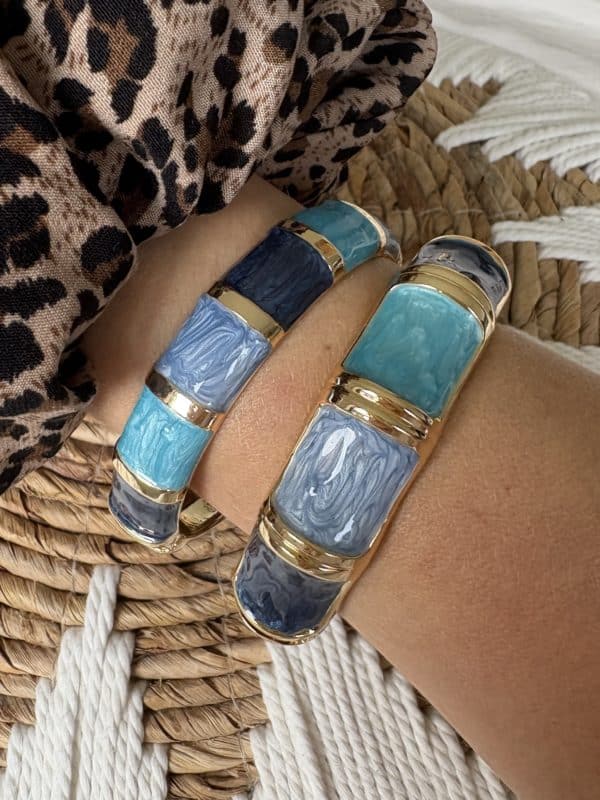Bracelet jonc doré et camaïeu de bleu irisé – Bijou femme Bracelet rigide, bracelet jonc dans les tons de bleus Ouverture très facile, le bijou s’ouvre et se ferme en un coup de main Ce bijou existe en une multitude de couleurs, vous pouvez cliquer ici pour toutes les découvrir Sur la seconde photo, le jonc ZOE est porté en accumulation au jonc ZOELIE, veuillez cliquer ici pour le découvrir Le site de la boutique de Cha propose un multitude de bracelets, vous permettant ainsi de créer une accumulation bijoux qui vous ressemble, veuillez cliquer ici pour découvrir toute notre collection de bracelets Dimensions: Diamètre intérieur du bracelet: 6 cm Diamètre extérieur du bijou: 17 cm