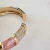 Bracelet jonc doré et couleurs pastel (rose pâle, vert d'eau et crème) – Bijou femme