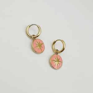 Jolies boules d’oreilles composées d’un anneau mini créole et d’un pendentif émaillé de rose pâle, corail & de forme ronde représentant une rose des vents