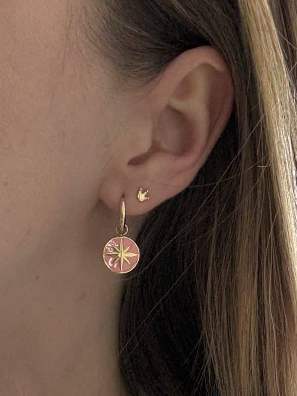 Jolies boules d’oreilles composées d’un anneau mini créole et d’un pendentif émaillé de rose pâle, corail & de forme ronde représentant une rose des vents