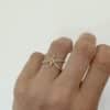 Bague large CROISÉE ajustable sertie de strass blancs avec petite étoile sur le dessus