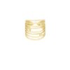 Bague très large sur le doigt composée d'une multitude de fins anneaux et de deux jolis strass blancs