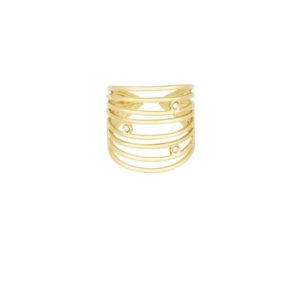 Bague très large sur le doigt composée d'une multitude de fins anneaux et de deux jolis strass blancs