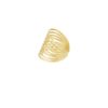 Bague très large sur le doigt composée d'une multitude de fins anneaux et de deux jolis strass blancs