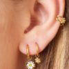 Boucles d’oreilles mini créoles en acier inoxydable et pendentifs margeurites STRASS Baby Hoops en acier inoxydable, créoles et petit pendentif breloque représentant des fleurs marguerites avec strass en leur centre