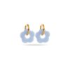 Boucles d’oreilles avec créoles en acier inoxydable doré et petites fleurs en acétate de couleur bleu ciel