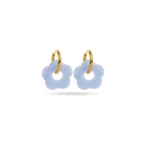 Boucles d’oreilles avec créoles en acier inoxydable doré et petites fleurs en acétate de couleur bleu ciel