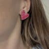 Boucles d’oreilles en acier inoxydable de couleur or, composées de deux puces d’oreilles de couleur rouge à la fois chic et vintage, en forme de coeurs