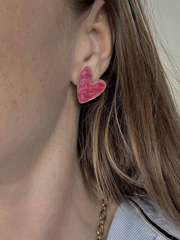 Boucles d’oreilles en acier inoxydable de couleur or, composées de deux puces d’oreilles de couleur rouge à la fois chic et vintage, en forme de coeurs