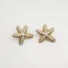 Boucles d’oreilles en acier inoxydable de couleur or, composées de deux puces d’oreilles travaillées, à la fois chic et vintage, en forme d’étoiles de mer serties de perles d'eau douce