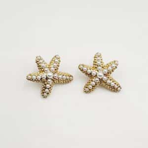 Boucles d’oreilles en acier inoxydable de couleur or, composées de deux puces d’oreilles travaillées, à la fois chic et vintage, en forme d’étoiles de mer serties de perles d'eau douce