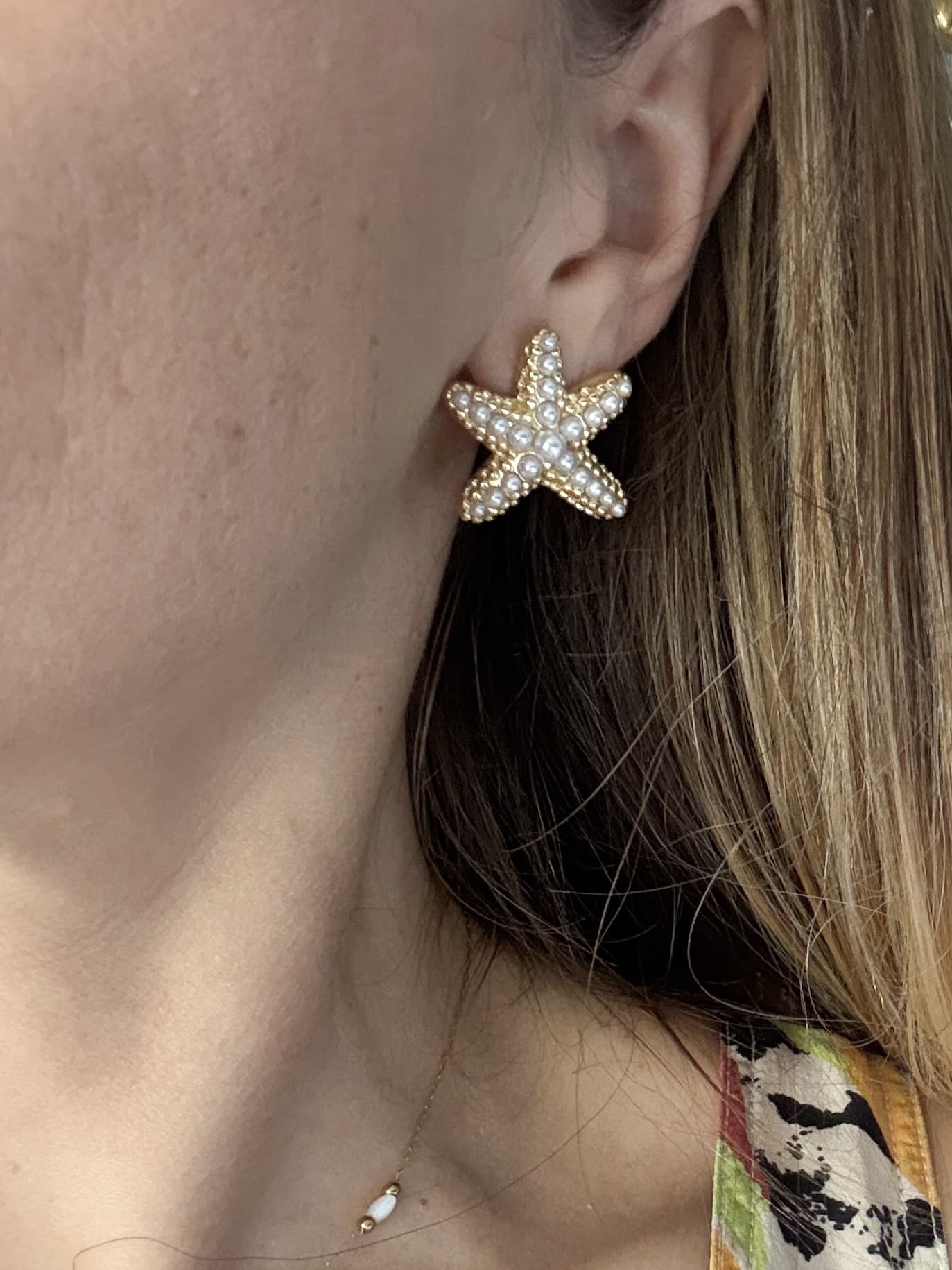 Boucles d’oreilles en acier inoxydable de couleur or, composées de deux puces d’oreilles travaillées, à la fois chic et vintage, en forme d’étoiles de mer serties de perles d'eau douce