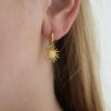 Boucles d’oreilles mini créoles en acier inoxydable et pendentifs soleil