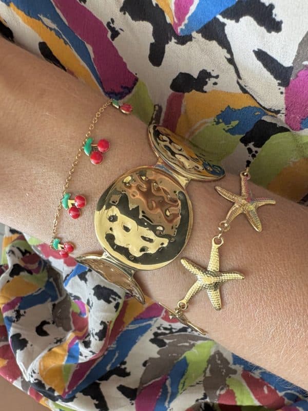 Bracelet très fin avec petites cerises émaillées en acier inoxydable doré