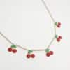 Bracelet très fin avec petites cerises émaillées en acier inoxydable doré