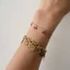 Bracelet très fin avec petites cerises émaillées en acier inoxydable doré