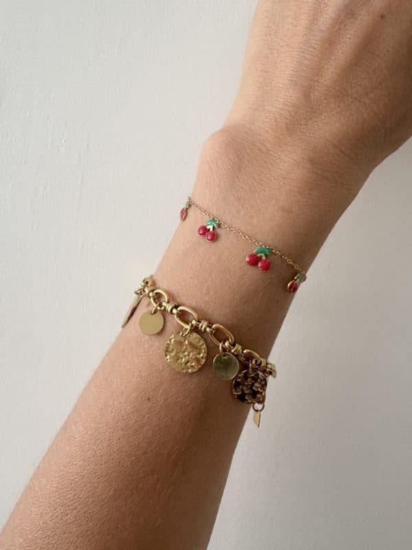 Bracelet très fin avec petites cerises émaillées en acier inoxydable doré