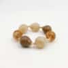 Bracelet élastiqué avec perles en acétate dans les tons camel Ce bijou est doté d'un élastique, il s'enfile et s'enlève très facilement et convient à tous les poignets
