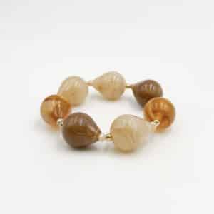 Bracelet élastiqué avec perles en acétate dans les tons camel Ce bijou est doté d'un élastique, il s'enfile et s'enlève très facilement et convient à tous les poignets