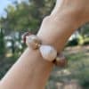 Bracelet élastiqué avec perles en acétate dans les tons camel Ce bijou est doté d'un élastique, il s'enfile et s'enlève très facilement et convient à tous les poignets