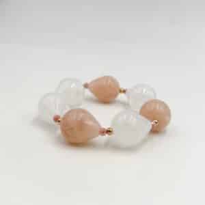 Bracelet élastiqué avec perles en acétate dans les tons rose poudré et blanc