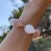 Bracelet élastiqué avec perles en acétate dans les tons rose poudré et blanc