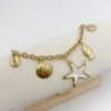 Bracelet rétro à gros maillons travaillés avec breloques étoile de mer, coquillage et soleil