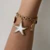 Bracelet rétro à gros maillons travaillés avec breloques étoile de mer, coquillage et soleil