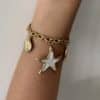 Bracelet rétro à gros maillons travaillés avec breloques étoile de mer, coquillage et soleil