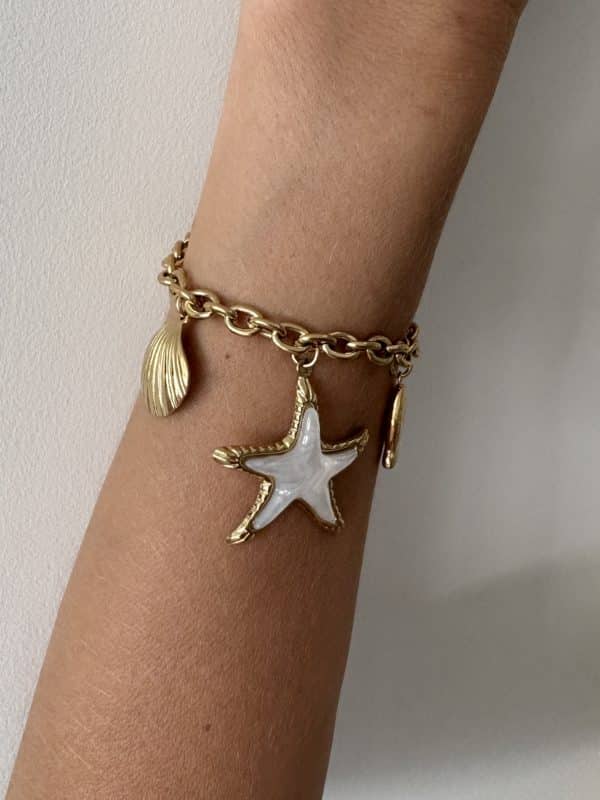 Bracelet rétro à gros maillons travaillés avec breloques étoile de mer, coquillage et soleil