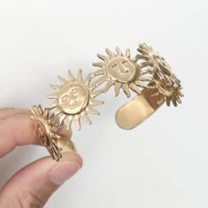 Jonc RADIEUX composé d'une ribambelle de soleils souriants en acier inoxydable doré  – Bijou en acier inoxydable de qualité