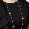 Joli collier  sautoir doté d’une très fine chaine avec et de pendentisf en forme de coeurs pleins ou ajourés